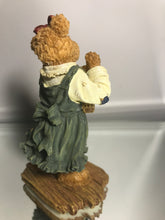 Load image into Gallery viewer, Boyds Resin, Momma Beary Love with Sweet Pea
