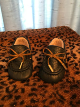 Load image into Gallery viewer, Mayoral, baby shoes 6-9 months
